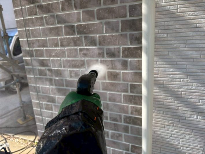 高圧洗浄
ホコリ・苔・カビ等、長年の汚れを120～150kgf/㎡の高圧洗浄機で洗い流します。
