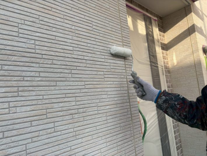 上塗り
塗り残しや、塗りムラを無くし
美観性と耐候性を高めます。