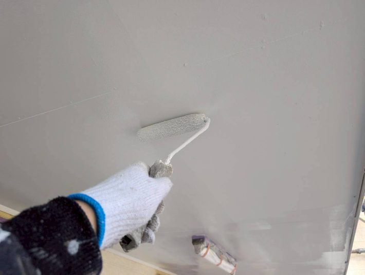 上塗り
塗り残しや、塗りムラを無くし美観性と耐候性を高めます。