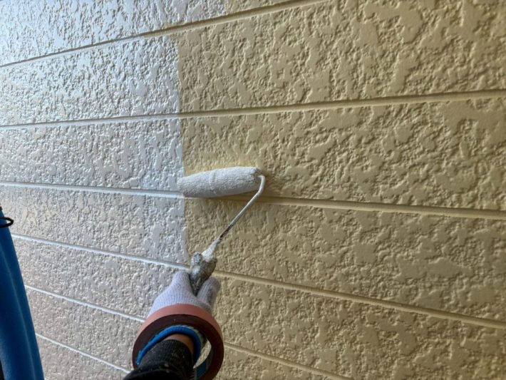 下塗り
細かいひび割れを埋め、密着性を良くするための作業です。簡単に説明するとボンドのような役割です。