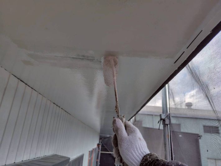 下塗り
上塗り材の補強や平滑な下地を作り、塗膜の厚みを確保します。