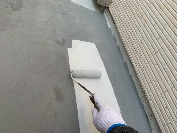 下塗り
密着性を良くするための作業です。簡単に説明するとボンドのような役割です。