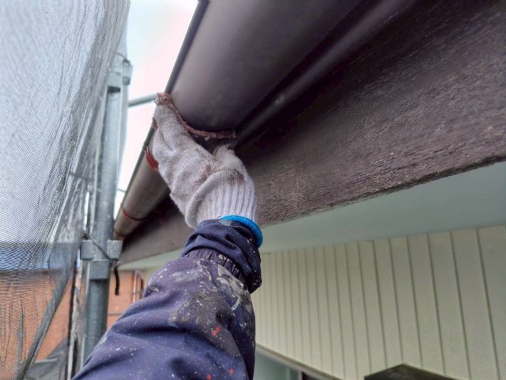 ケレン
汚れや錆を落としたり、表面に凹凸をつけることによって、接触面積を大きくし密着性をよくします。