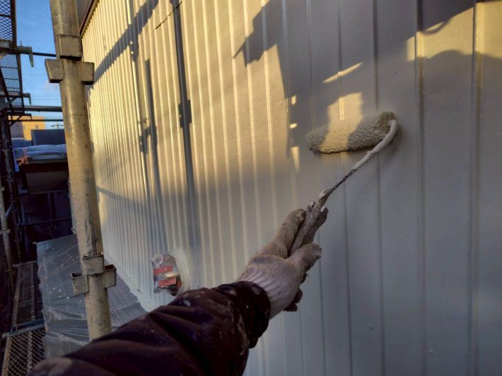 上塗り
塗り残しや、塗りムラを無くし
美観性と耐候性を高めます。