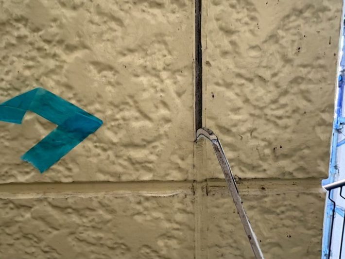 既存シーリング撤去中