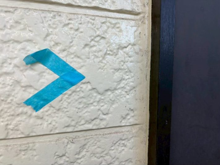 シーリング施工前
窓廻り部分は劣化が少なく動きも少ない為、既存シーリングの上からの打ち増しです。