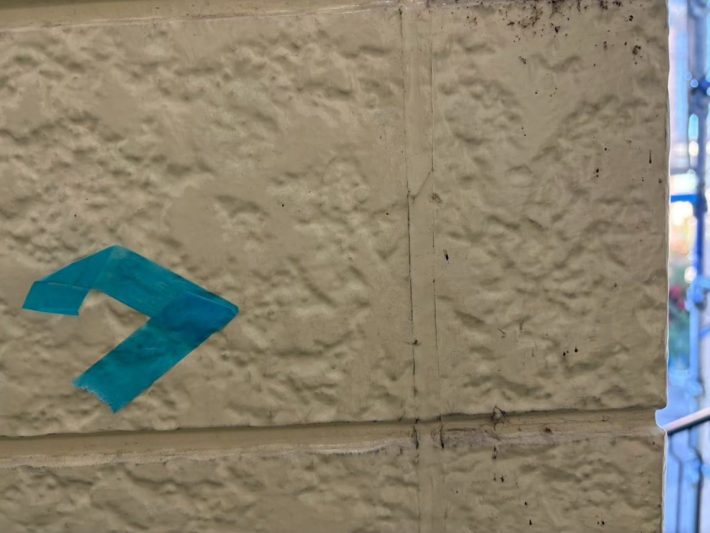 シーリング施工前
外壁目地部分、亀裂・断裂した既存シーリングを撤去し打ち替えです。