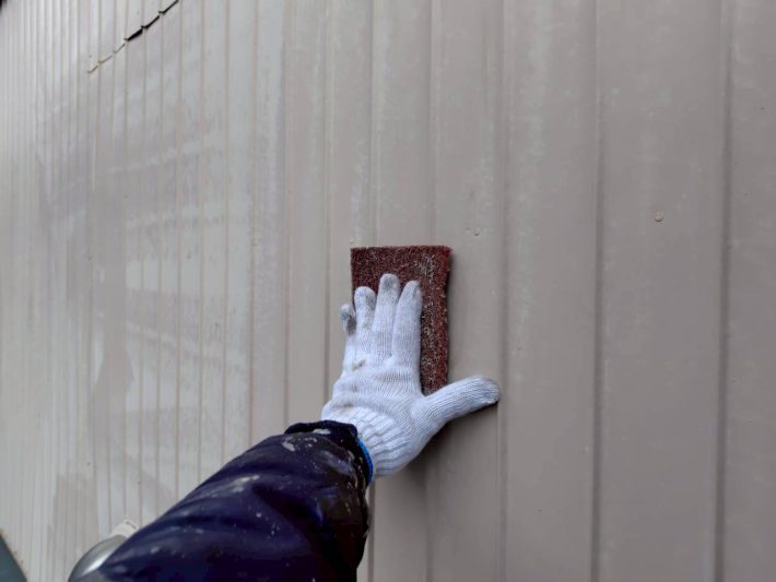 ケレン
汚れや錆を落としたり、表面に凹凸をつけることによって、接触面積を大きくし密着性をよくします。