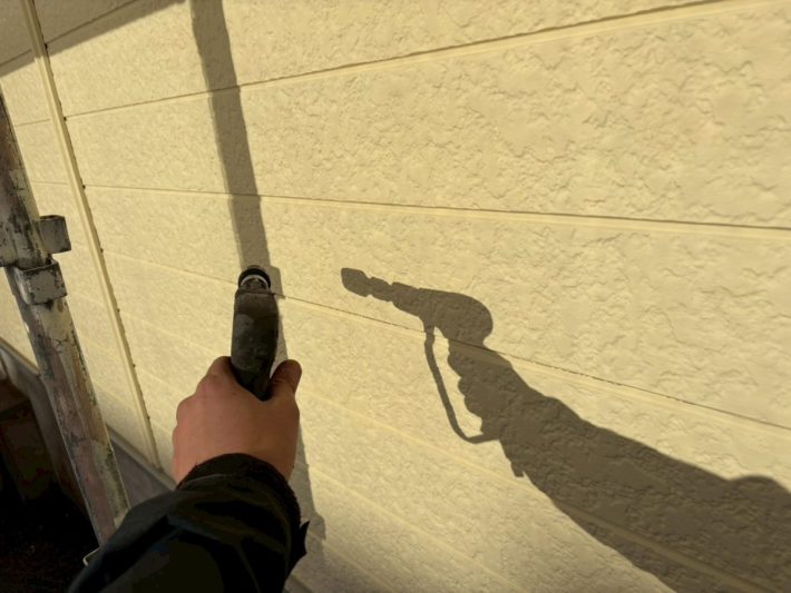 高圧洗浄
ホコリ・苔・カビ等、長年の汚れを120～150kgf/㎡の高圧洗浄機で洗い流します。
