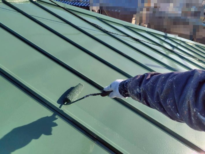 上塗り
塗り残しや、塗りムラを無くし美観性と耐候性を高めます。