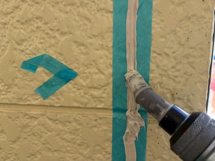 シーリング充填
空気が入らないように慎重にたっぷりと打ち込みます。
空気が入るとあとから膨張してシーリングが破裂します。