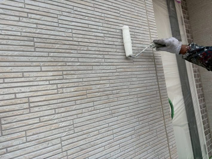 下塗り
上塗り材の補強や平滑な下地を作り、塗膜の厚みを確保します。