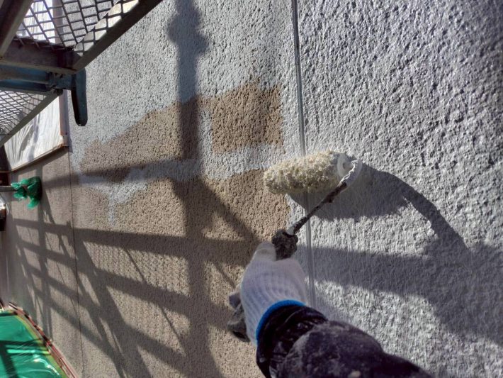 下塗り
細かいひび割れを埋め、密着性を良くするための作業です。簡単に説明するとボンドのような役割です。