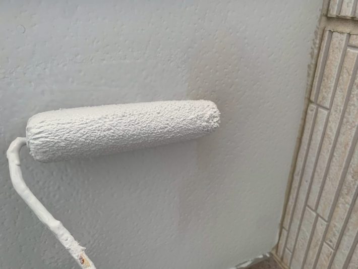 上塗り
塗り残しや、塗りムラを無くし美観性と耐候性を高めます。