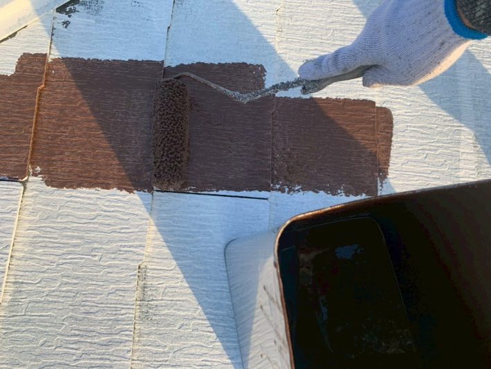 中塗り
上塗り材の補強や平滑な下地を作り、塗膜の厚みを確保します。