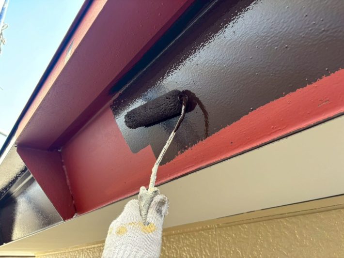 中塗り
上塗り材の補強や平滑な下地を作り、塗膜の厚みを確保します。