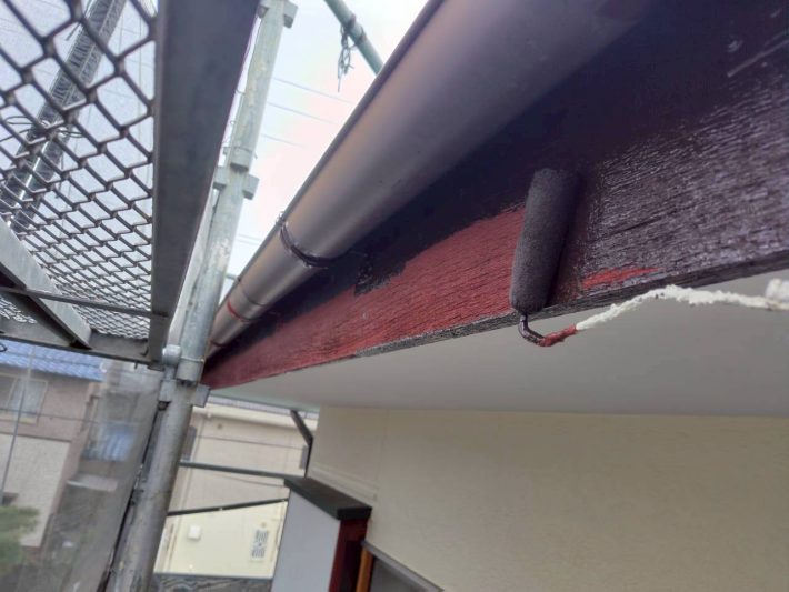 中塗り
上塗り材の補強や平滑な下地を作り、塗膜の厚みを確保します。