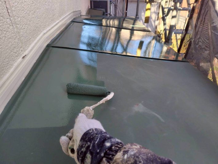 下塗り
上塗り材の補強や平滑な下地を作り、塗膜の厚みを確保します。