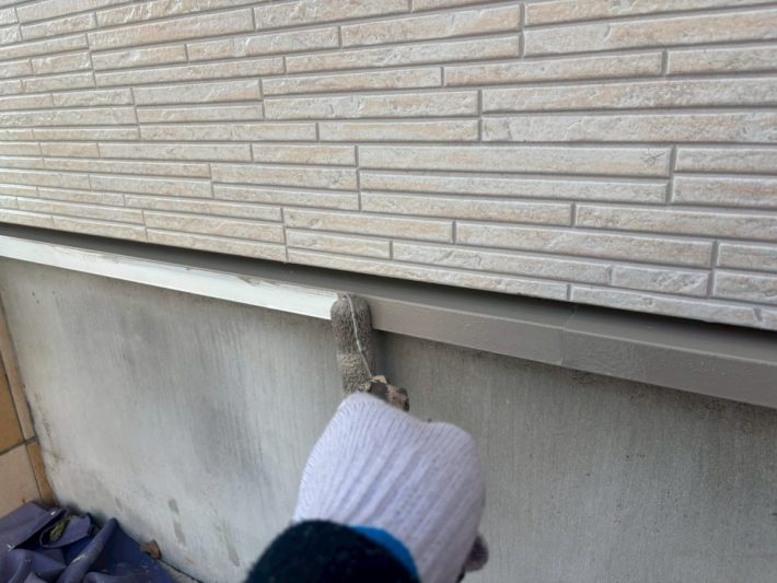 中塗り
上塗り材の補強や平滑な下地を作り、塗膜の厚みを確保します。