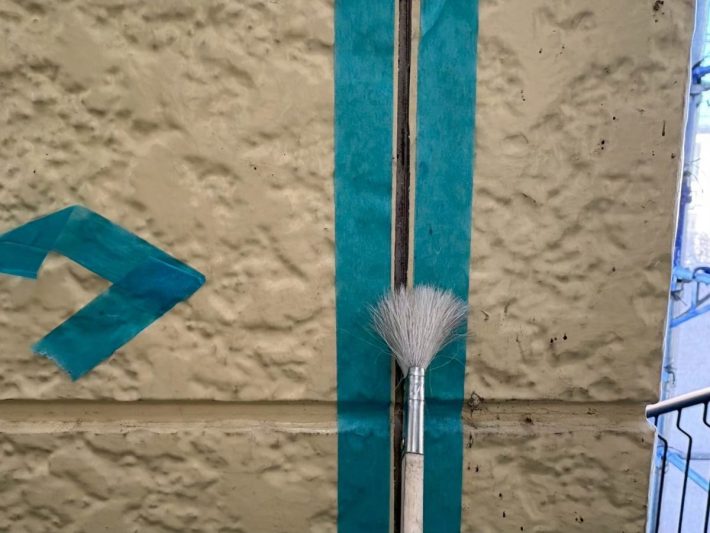 プライマー
シーリングの密着性を良くする為の作業です。この作業を怠ると、すぐに剥がれてしまう事があります。